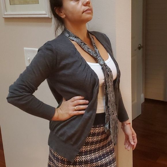 LOFT L/S Grey Gathered V Neck Pearl Button Cardi - Picture 4 of 10